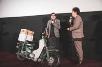 左から鈴井貴之、大泉洋。