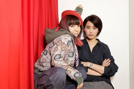 左から上白石萌音、山崎紘菜。