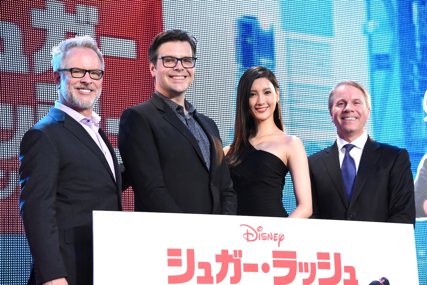 「シュガー・ラッシュ：オンライン」来日会見の様子。左からリッチ・ムーア、フィル・ジョンストン、菜々緒、クラーク・スペンサー。