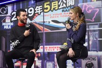 左からジャスティス・スミス、キャスリン・ニュートン。