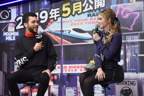 左からジャスティス・スミス、キャスリン・ニュートン。