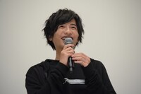 笑みを浮かべる志尊淳。