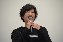 笑みを浮かべる志尊淳。