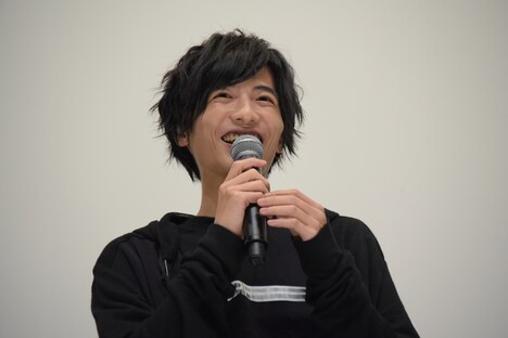 笑みを浮かべる志尊淳。