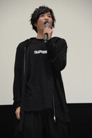 観客とコールアンドレスポンスをする志尊淳。