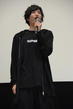 観客とコールアンドレスポンスをする志尊淳。