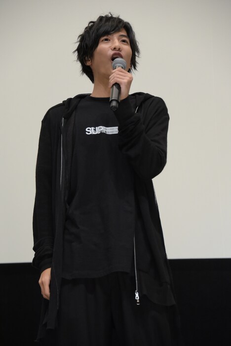 観客とコールアンドレスポンスをする志尊淳。