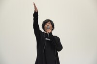 エールを送るため、ステージへと上がる観客を指名する志尊淳。