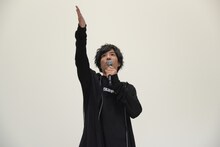 エールを送るため、ステージへと上がる観客を指名する志尊淳。