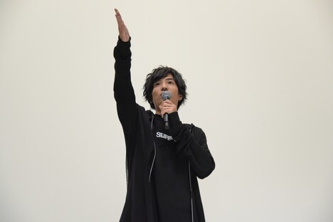 エールを送るため、ステージへと上がる観客を指名する志尊淳。