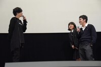 左から志尊淳、高校1年生の2人組。