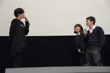 左から志尊淳、高校1年生の2人組。