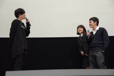 左から志尊淳、高校1年生の2人組。