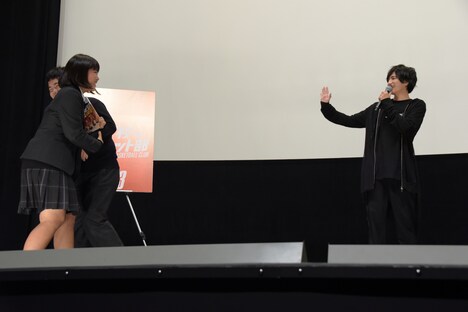 恥ずかしさのあまり、志尊淳（右）から逃げるようにしてステージを離れる高校1年生の2人組（左）。