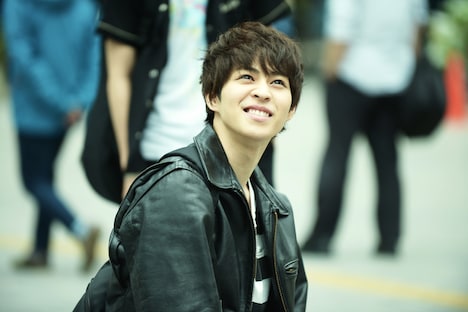 「愛唄 ー約束のナクヒトー」より、⻄銘駿演じるマサオ。