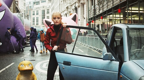 「名探偵ピカチュウ」より、コダック(左)とルーシー(右)。