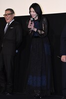 左から國村隼、桜庭ななみ。