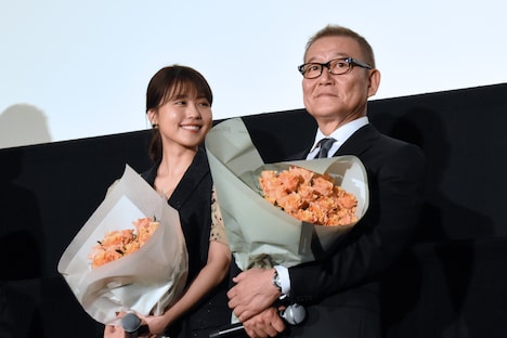 左から有村架純、國村隼。