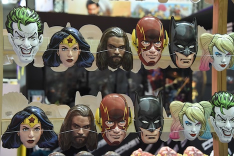 ワーナー・ブラザースブースのオリジナルDCお面。