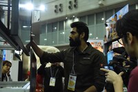 ムービープラスブースでサインするラーナー・ダッグバーティ。