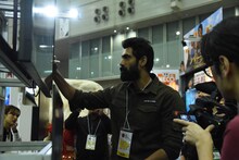 ムービープラスブースでサインするラーナー・ダッグバーティ。