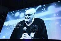 スタン・リーの追悼映像上映の様子。