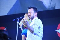 子供とともに登壇したダニエル・ローガン。