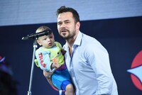 子供とともに登壇したダニエル・ローガン。