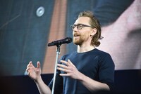 トム・ヒドルストン