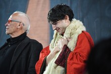 エズラ・ミラー（右）