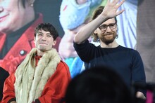 左からエズラ・ミラー、トム・ヒドルストン。