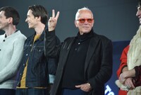 ピーター・ウェラー（中央右）。