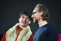 左からエズラ・ミラー、トム・ヒドルストン。