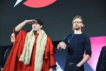 左からエズラ・ミラー、トム・ヒドルストン。