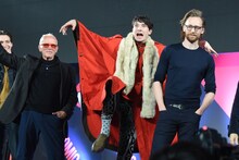 おどけるエズラ・ミラー（中央）とトム・ヒドルストン（右）、ピーター・ウェラー（左）。