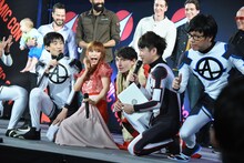 エズラ・ミラー（中央右）に接近され、パニックになる中川翔子（中央左）。