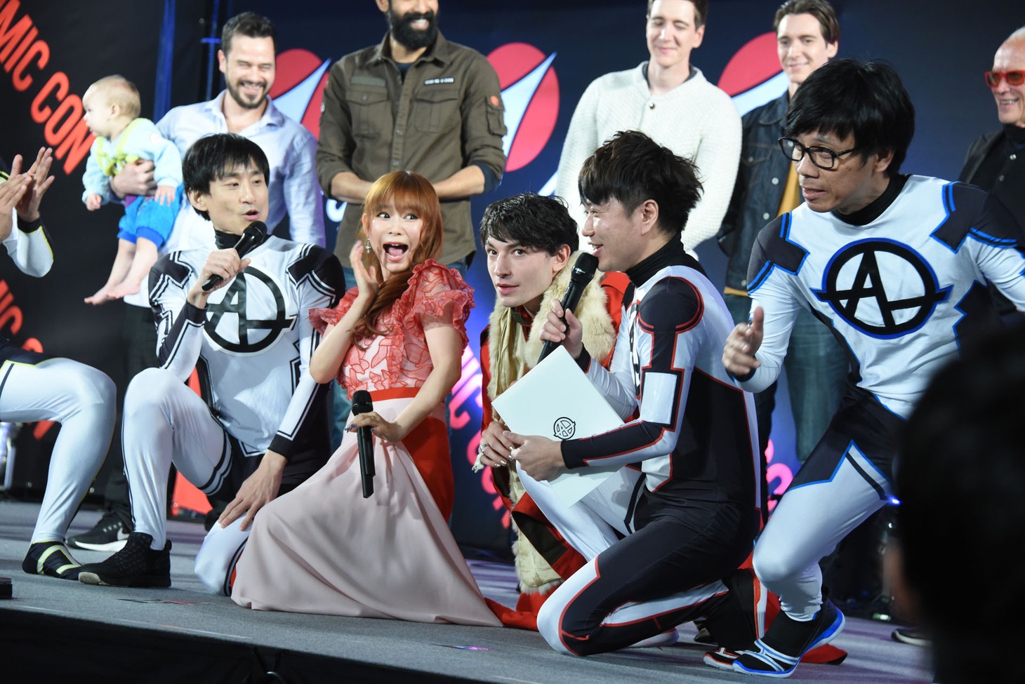 エズラ・ミラー（中央右）に接近され、パニックになる中川翔子（中央左）。