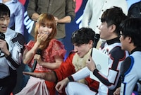 エズラ・ミラー（中央右）に接近され、パニックになる中川翔子（中央左）。