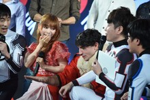 エズラ・ミラー（中央右）に接近され、パニックになる中川翔子（中央左）。