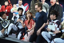 トム・ヒドルストン（中央右）に接近され、悲鳴を上げる中川翔子（中央左）。