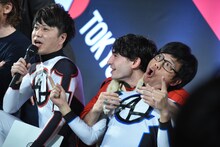 竹若元博（右）に絡むエズラ・ミラー（中央）。