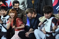 中川翔子（中央左）に「グッドスメル」と言われ、笑うトム・ヒドルストン（中央右）。