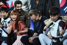 中川翔子（中央左）に「グッドスメル」と言われ、笑うトム・ヒドルストン（中央右）。