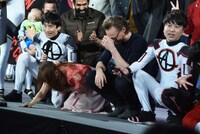 中川翔子（中央左）に「グッドスメル」と言われ、笑うトム・ヒドルストン（中央右）。