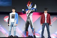ウルトラマングルーブ（中央）