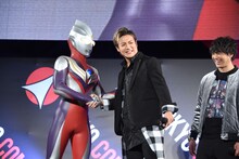 つるの剛士（中央右）