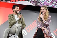 左からジャスティス・スミス、キャスリン・ニュートン、