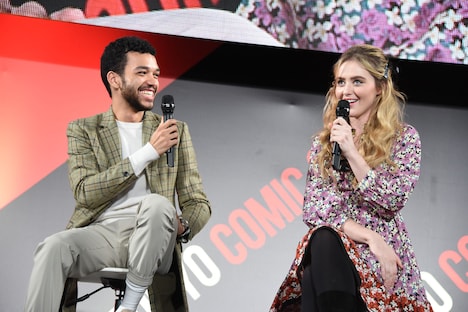 左からジャスティス・スミス、キャスリン・ニュートン、