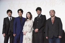 「輪違屋糸里 京女たちの幕末」完成披露上映会の様子。左から塚本高史、溝端淳平、松井玲奈、佐藤隆太、加島幹也。