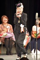 頬に楯を頬を擦り寄せて喜ぶ草笛光子。